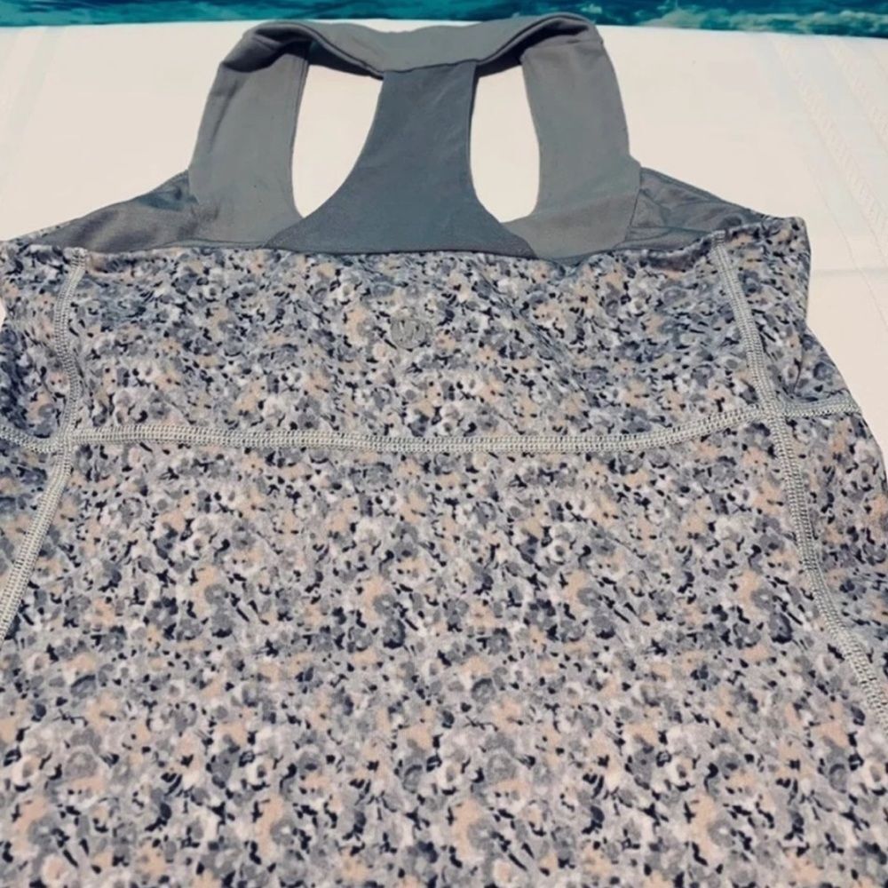 Lululemon Lulu Tank Gray White Print Scoop Neck Racerback Athletic Top Size 6 - Picture 12 of 12